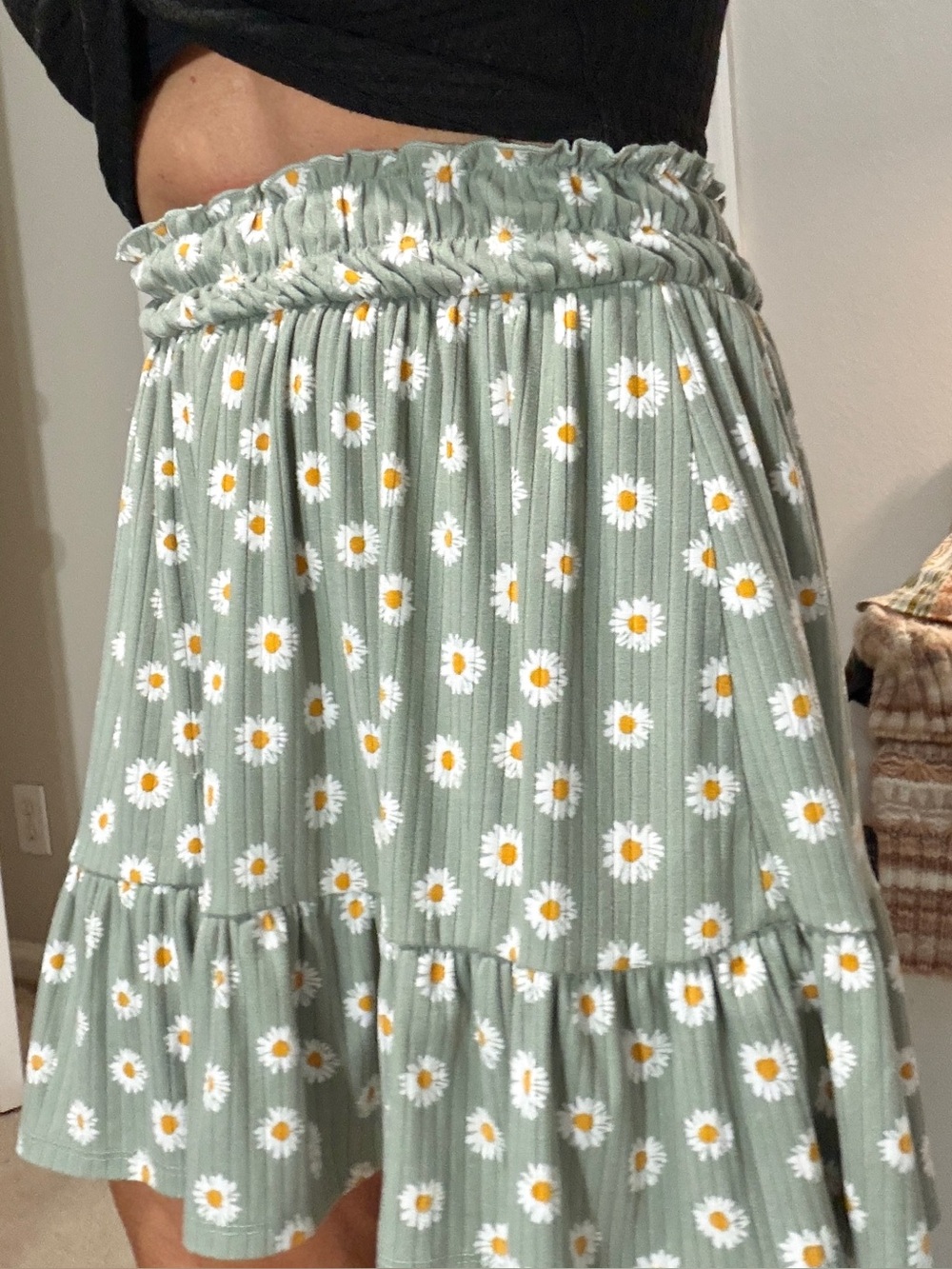 Women’s Pull On Skirt size L Sage Green White Daisy Flower Print boho Short